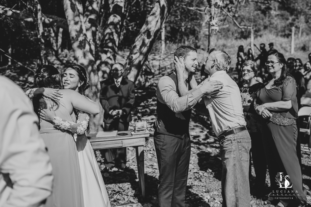 Muita emoção nos cumprimentos dos noivos no casamento