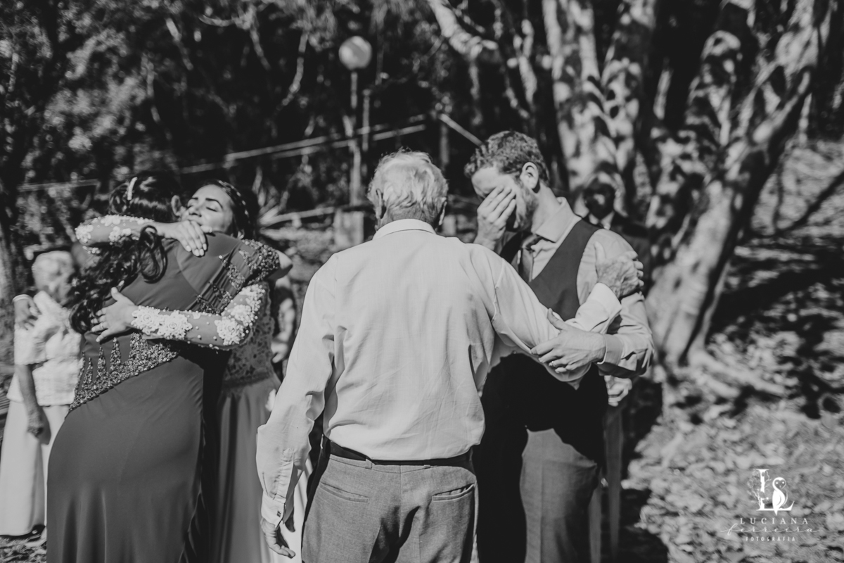 Muita emoção nos cumprimentos dos noivos no casamento