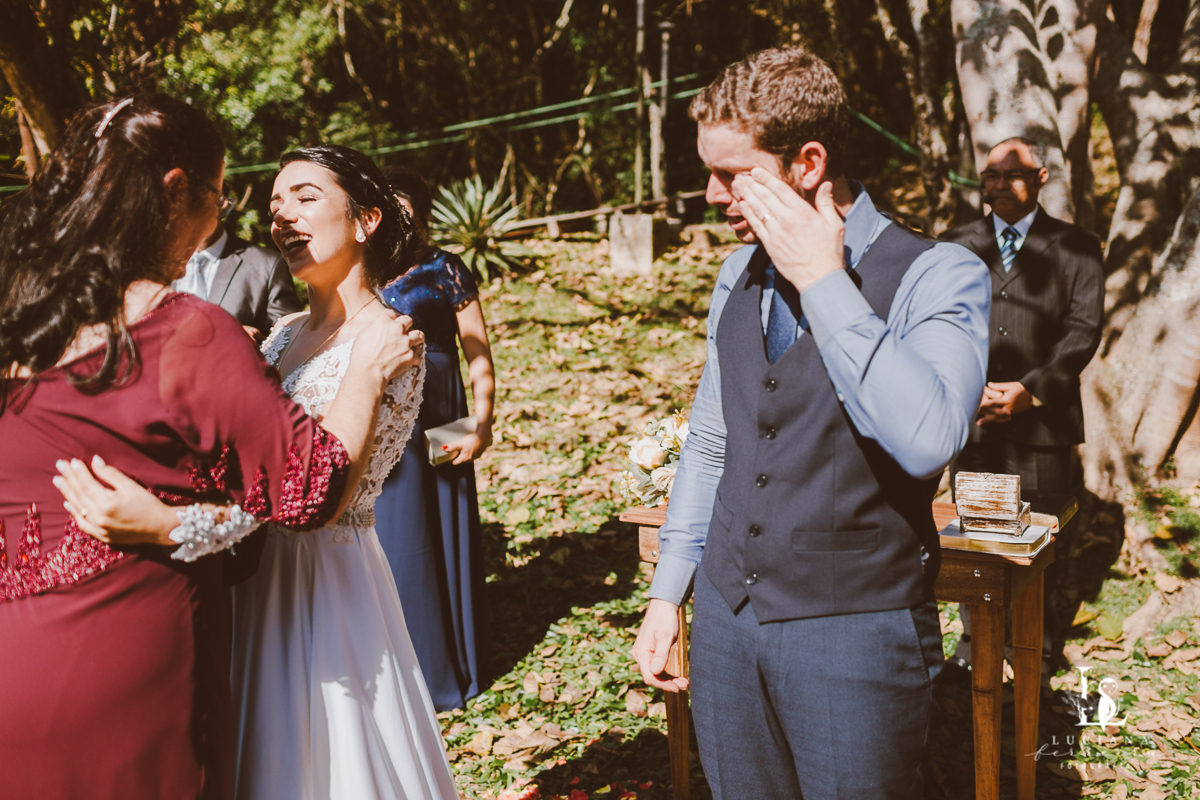 Noivo emocionado no casamento