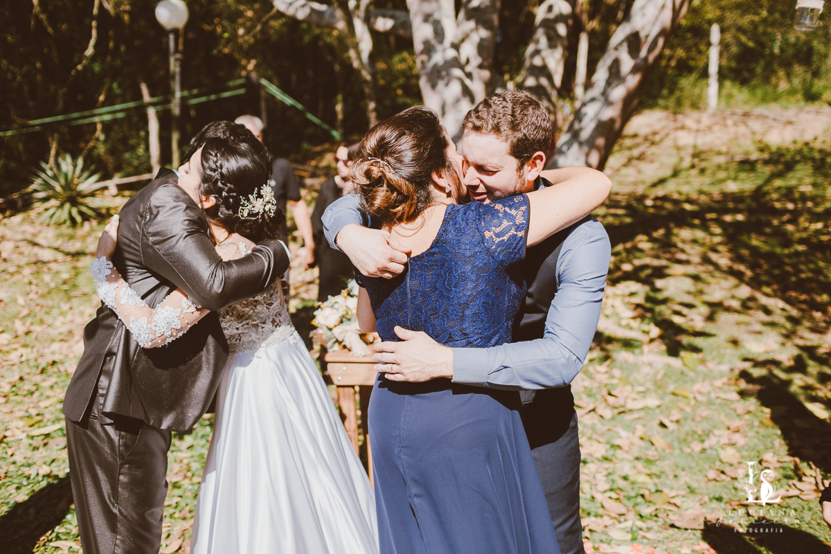 Muita emoção nos cumprimentos dos noivos no casamento