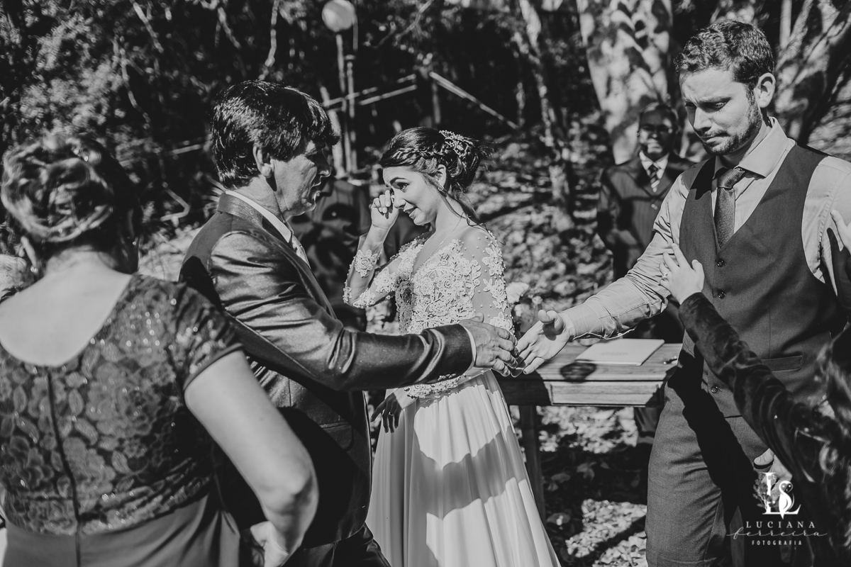 Muita emoção nos cumprimentos dos noivos no casamento