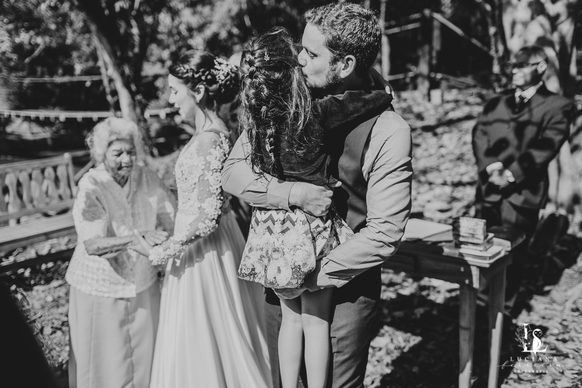 Muita emoção nos cumprimentos dos noivos no casamento