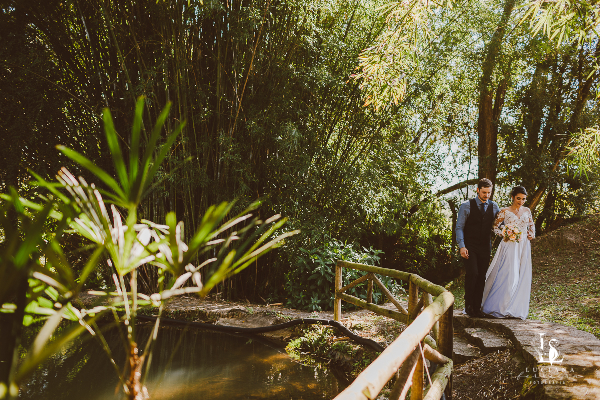 Ensaio pós casamento na natureza com noivos lindos