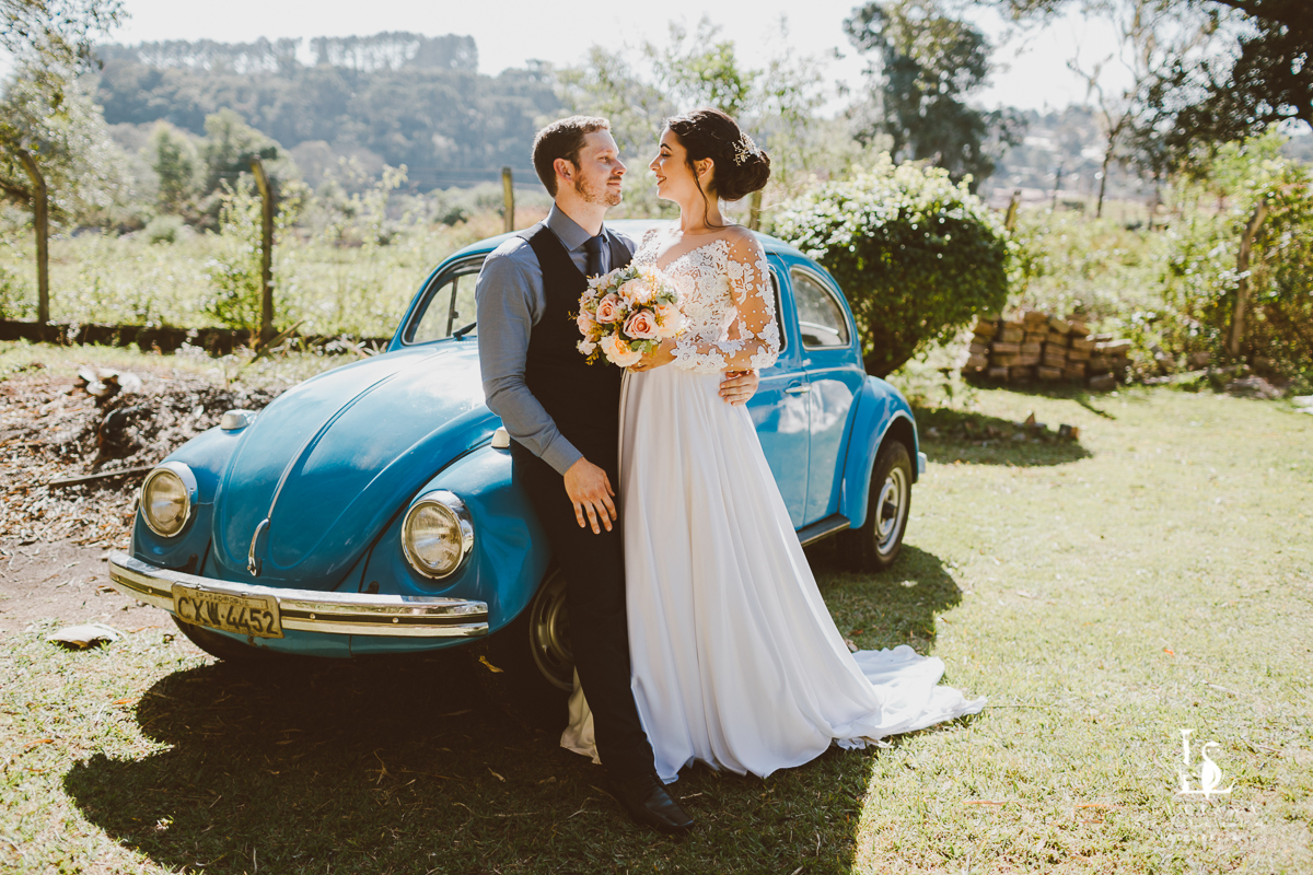 Ensaio pós casamento na natureza com noivos lindos e fusca azul
