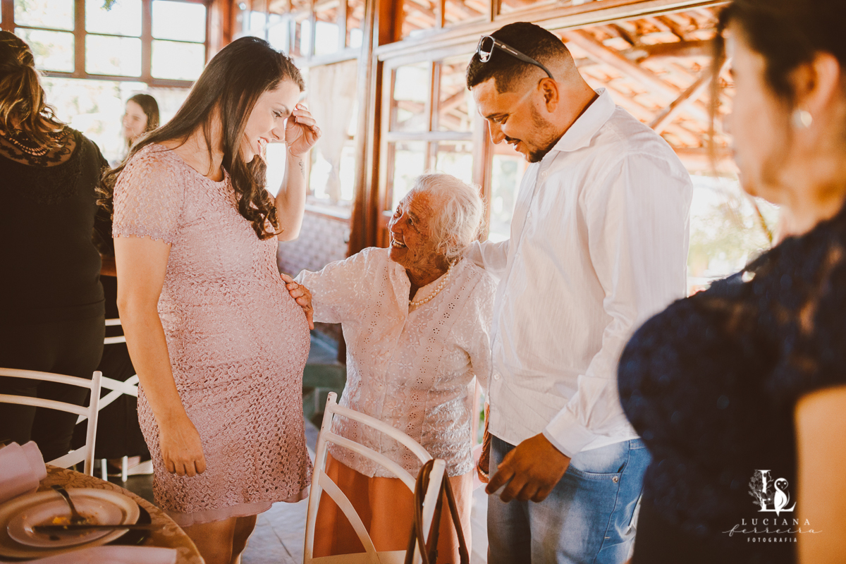 Avó sorrindo com gestante