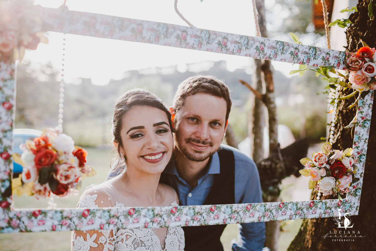 Ensaio pós casamento na natureza com noivos lindos. Moldura para fotos.