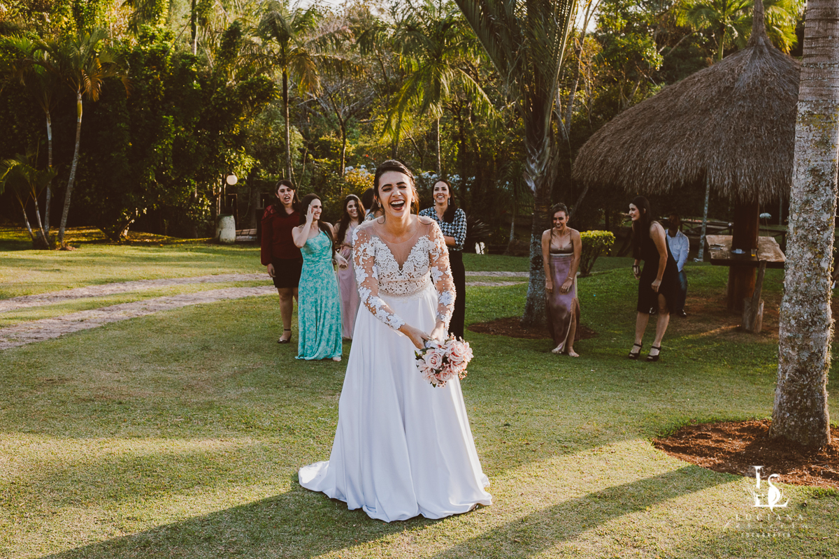 Noiva jogando o buquê