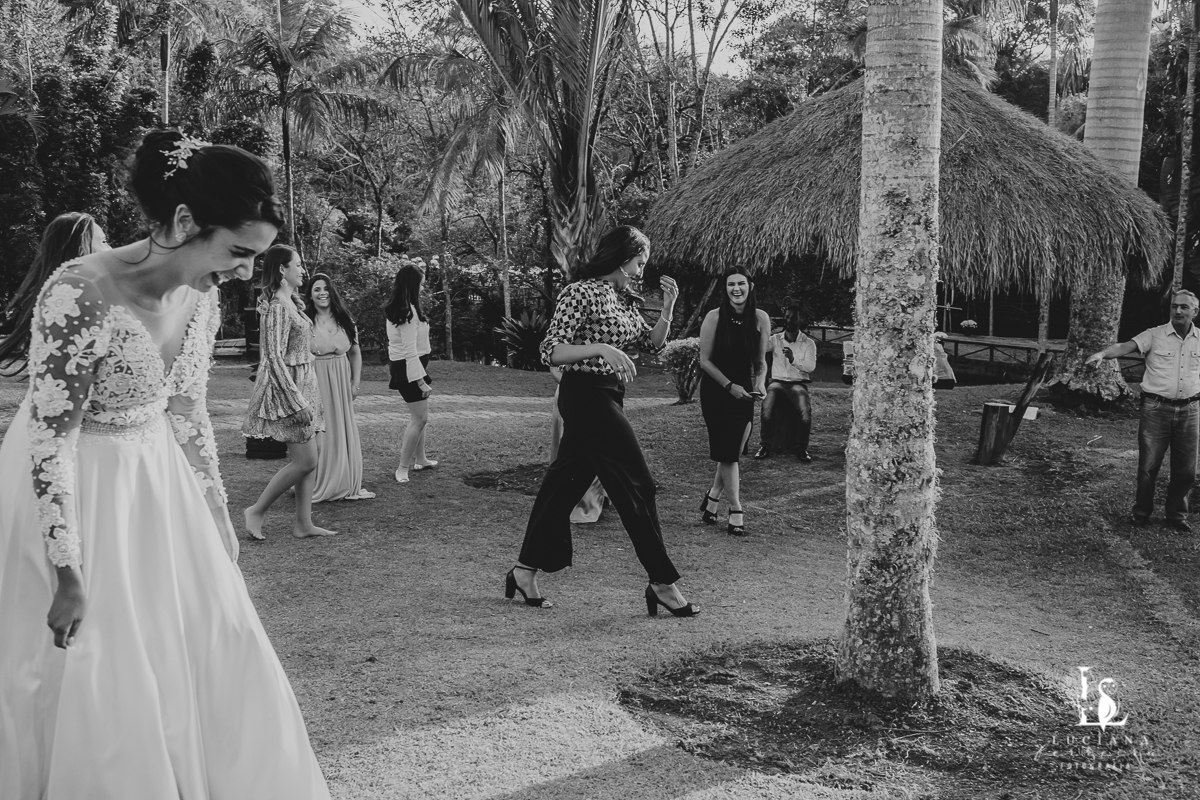 Noiva jogando o buquê