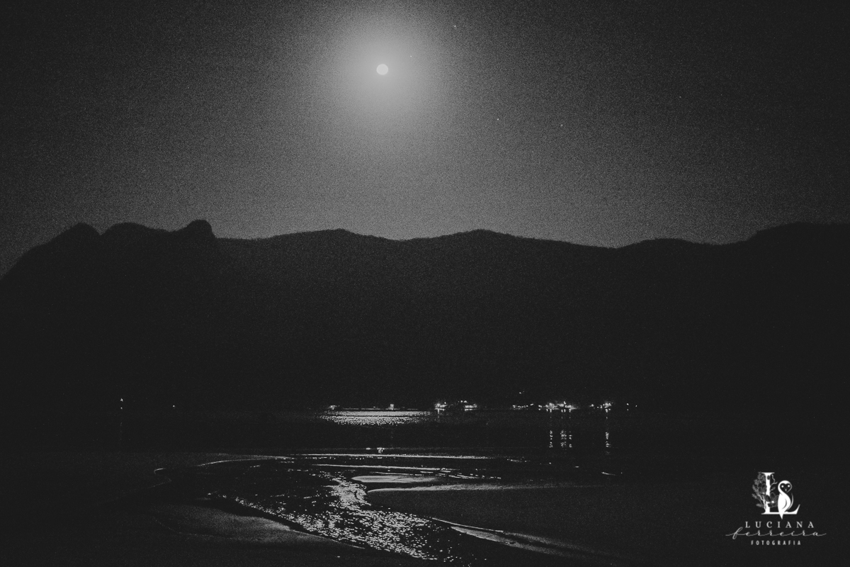 Casamento na praia. Saco do Mamanguá, Paraty. Casamento lindo de mulheres.