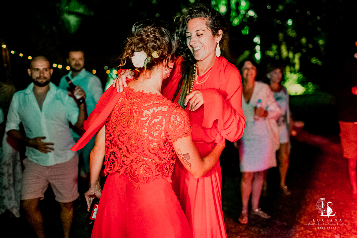 Casamento na praia. Saco do Mamanguá, Paraty. Casamento lindo de mulheres.
