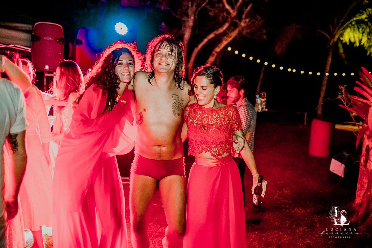 Casamento na praia. Saco do Mamanguá, Paraty. Casamento lindo de mulheres.