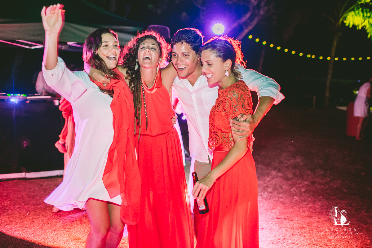Casamento na praia. Saco do Mamanguá, Paraty. Casamento lindo de mulheres.