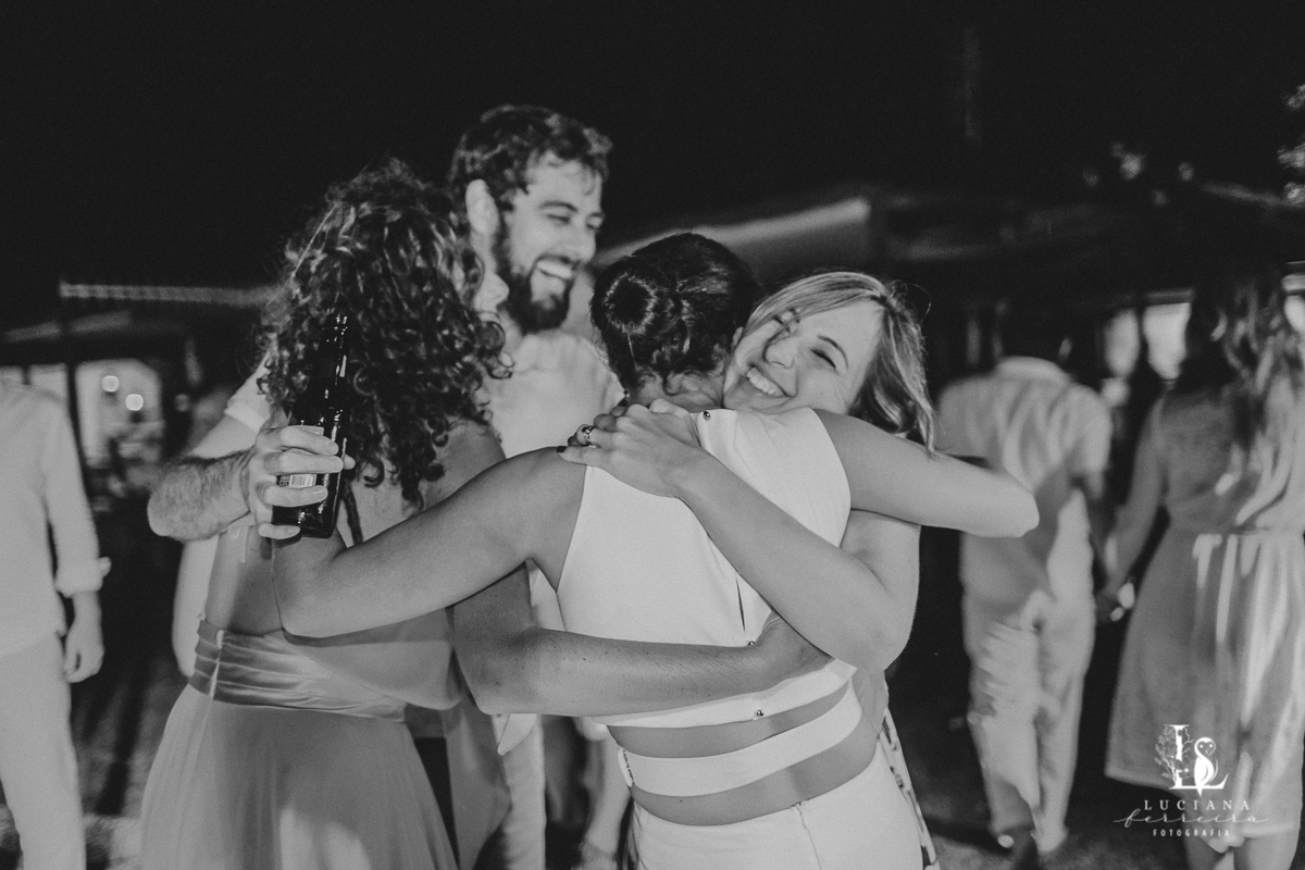 Casamento na praia. Saco do Mamanguá, Paraty. Casamento lindo de mulheres.