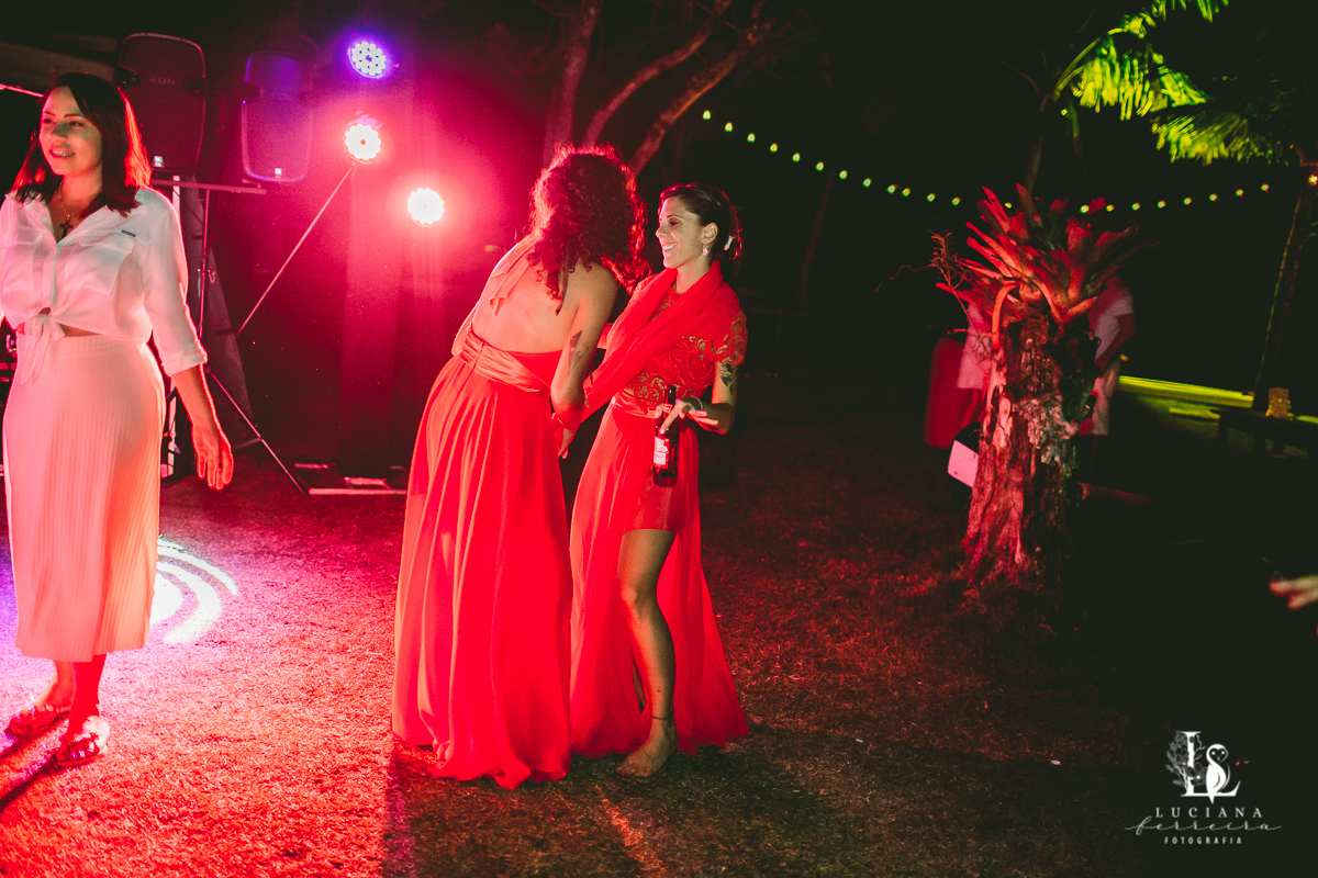 Casamento na praia. Saco do Mamanguá, Paraty. Casamento lindo de mulheres.