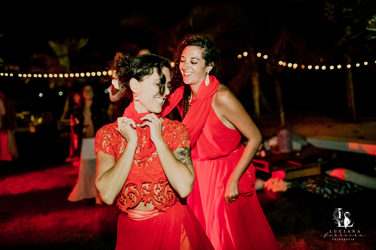 Casamento na praia. Saco do Mamanguá, Paraty. Casamento lindo de mulheres.