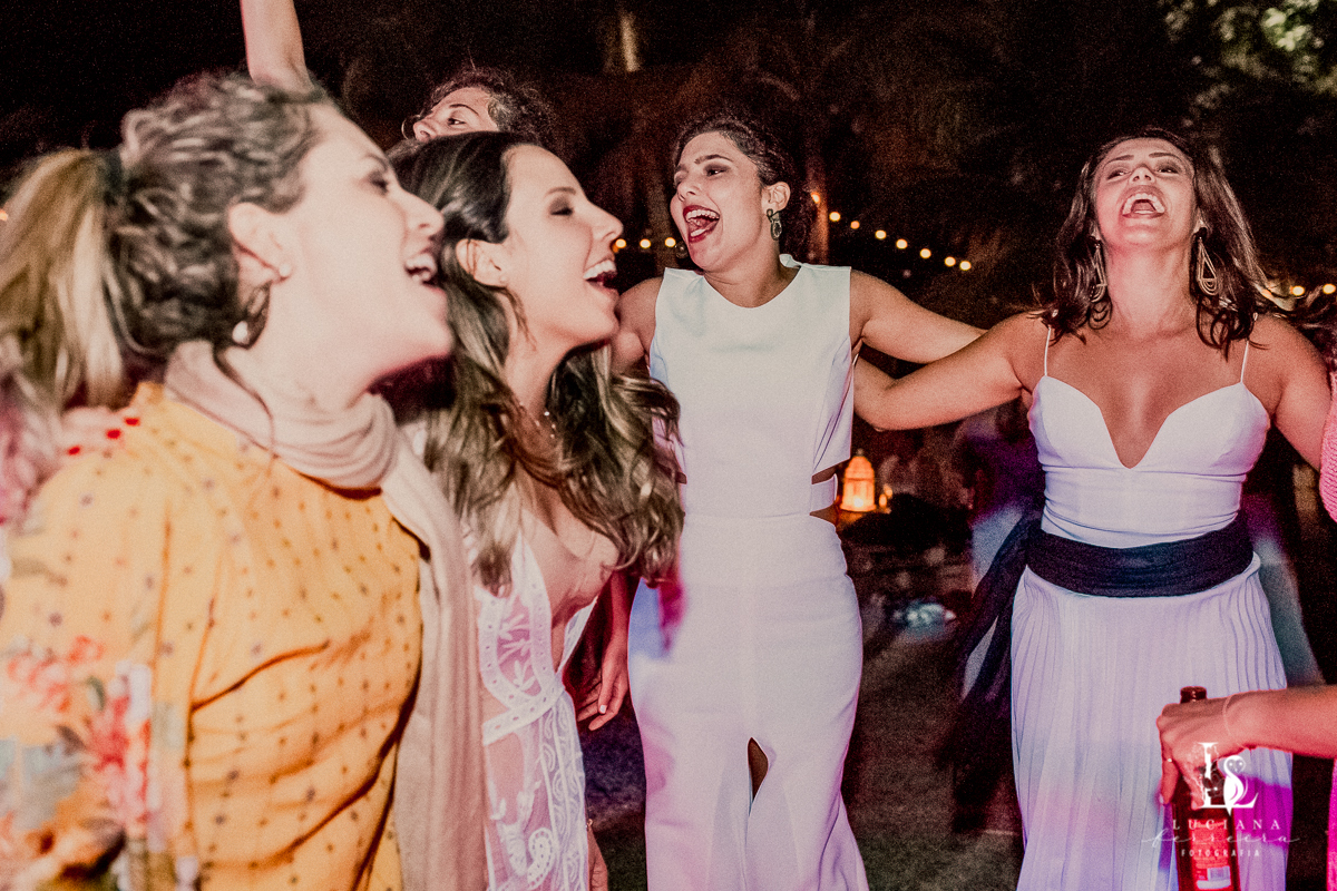 Casamento na praia. Saco do Mamanguá, Paraty. Casamento lindo de mulheres.