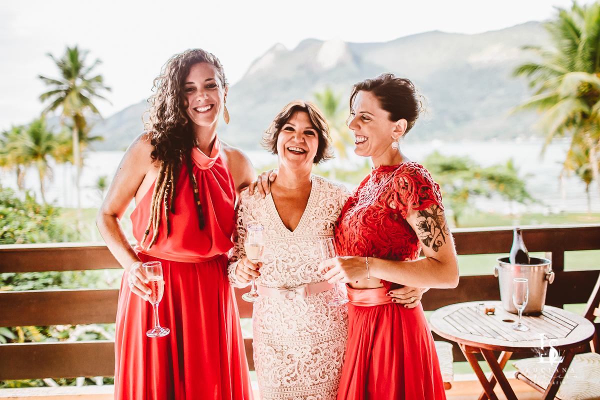 Casamento na praia. Saco do Mamanguá, Paraty. Casamento lindo de mulheres.