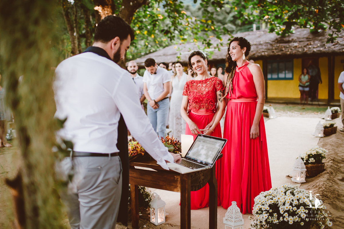 Casamento na praia. Saco do Mamanguá, Paraty. Casamento lindo de mulheres.