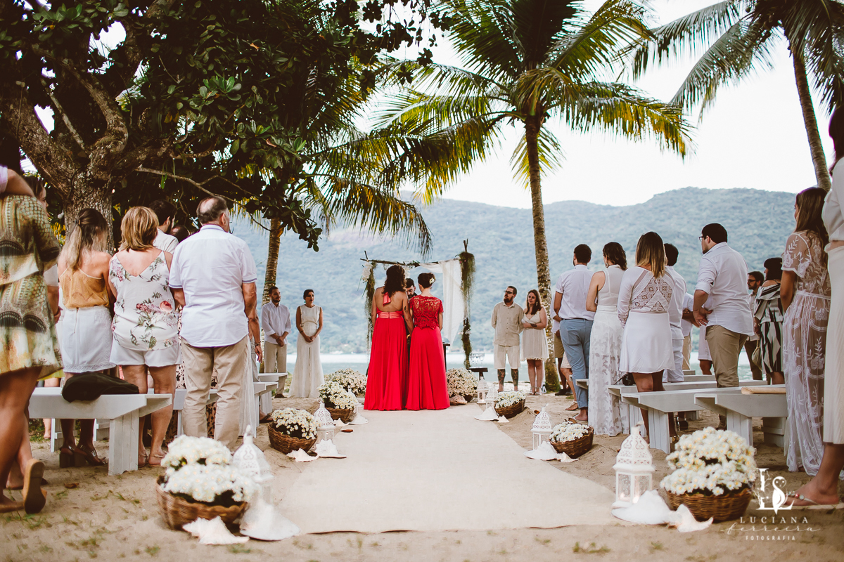 Casamento na praia. Saco do Mamanguá, Paraty. Casamento lindo de mulheres.