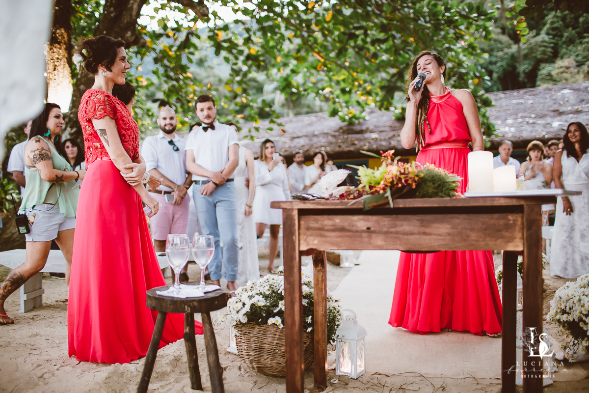 Casamento na praia. Saco do Mamanguá, Paraty. Casamento lindo de mulheres.