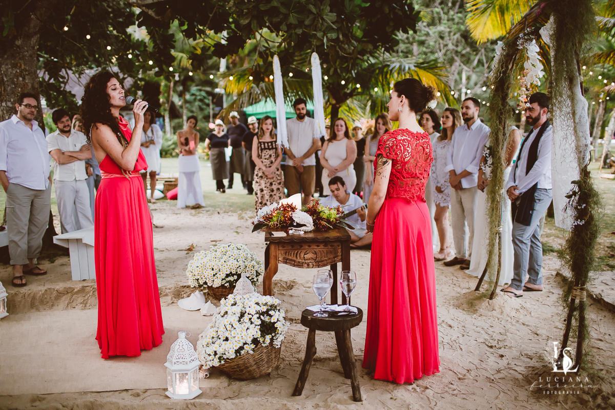 Casamento na praia. Saco do Mamanguá, Paraty. Casamento lindo de mulheres.
