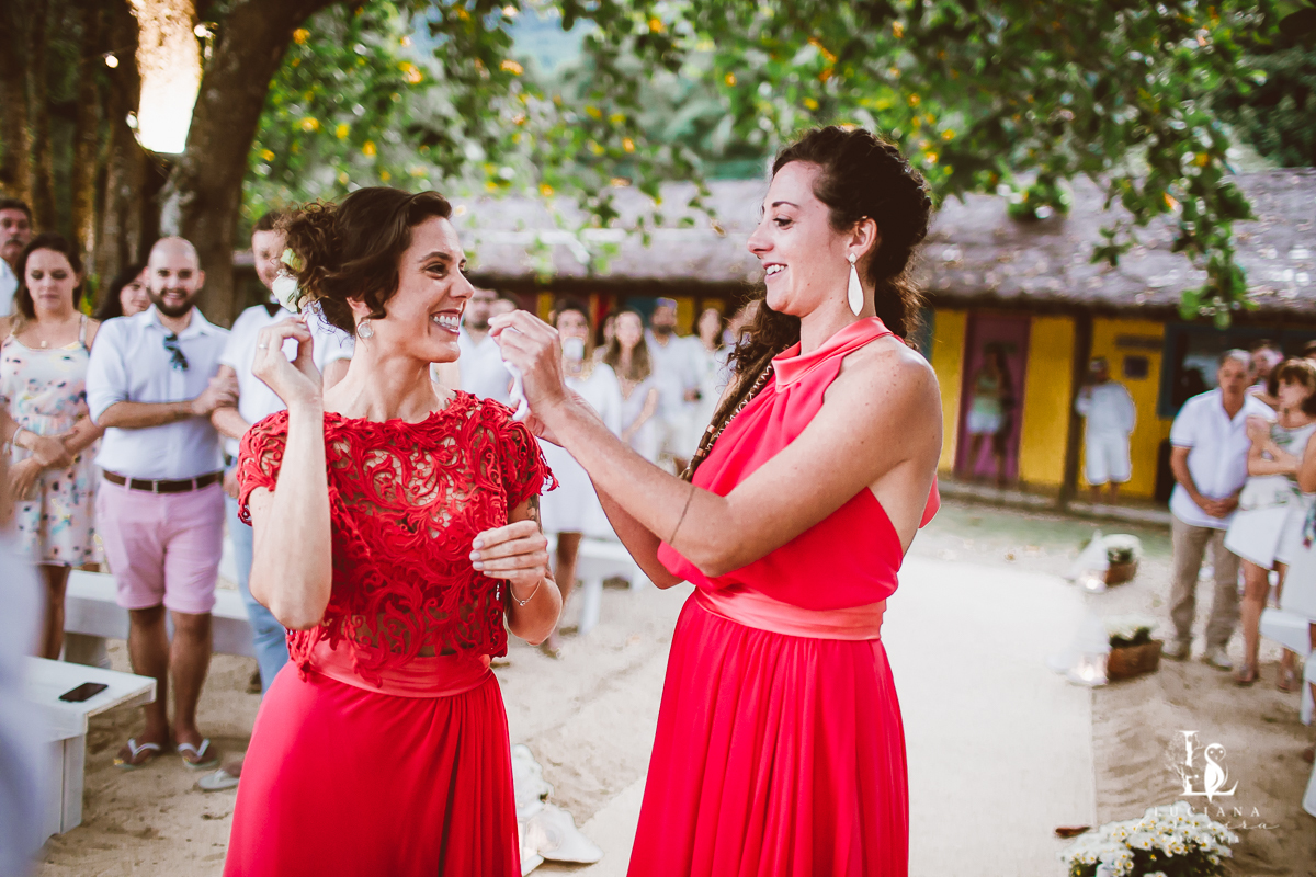 Casamento na praia. Saco do Mamanguá, Paraty. Casamento lindo de mulheres.
