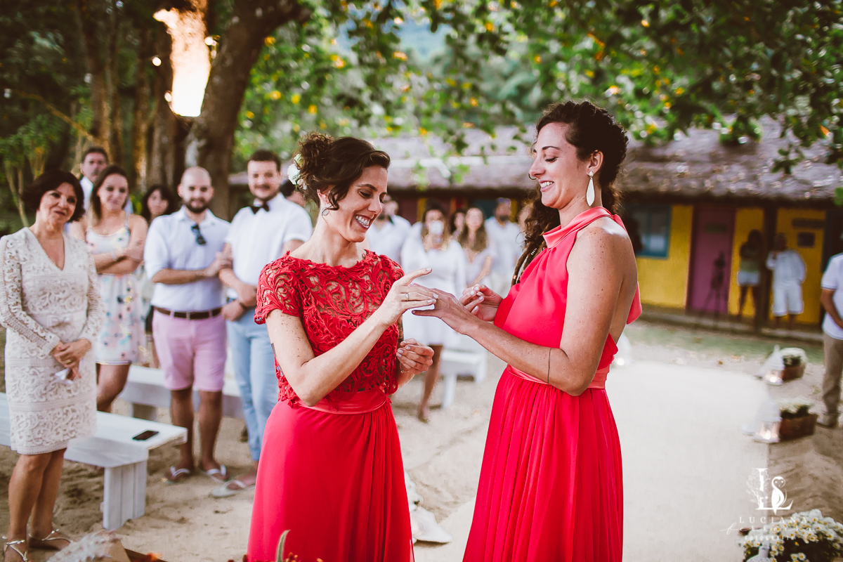 Casamento na praia. Saco do Mamanguá, Paraty. Casamento lindo de mulheres.