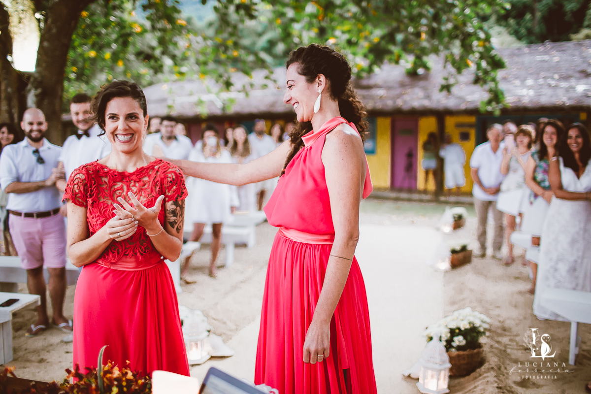 Casamento na praia. Saco do Mamanguá, Paraty. Casamento lindo de mulheres.