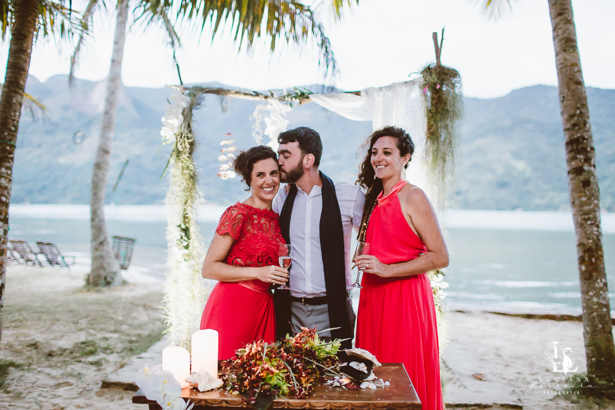 Casamento na praia. Saco do Mamanguá, Paraty. Casamento lindo de mulheres.