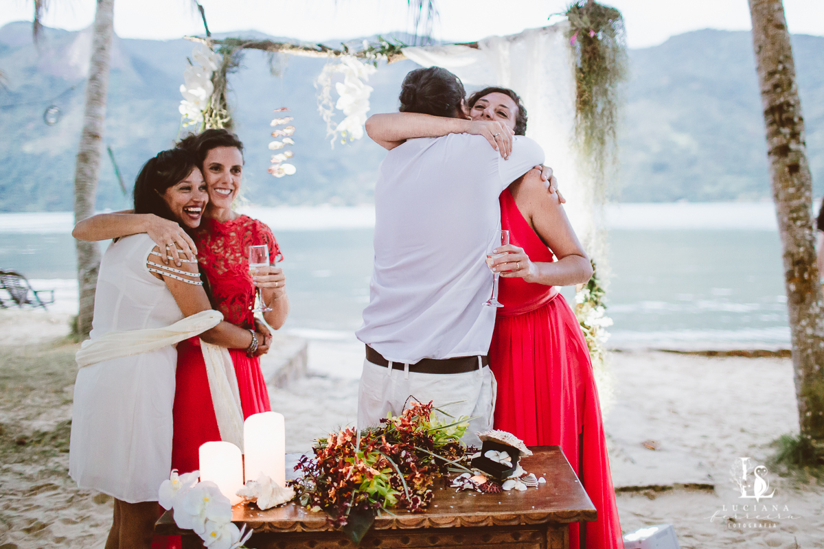 Casamento na praia. Saco do Mamanguá, Paraty. Casamento lindo de mulheres.