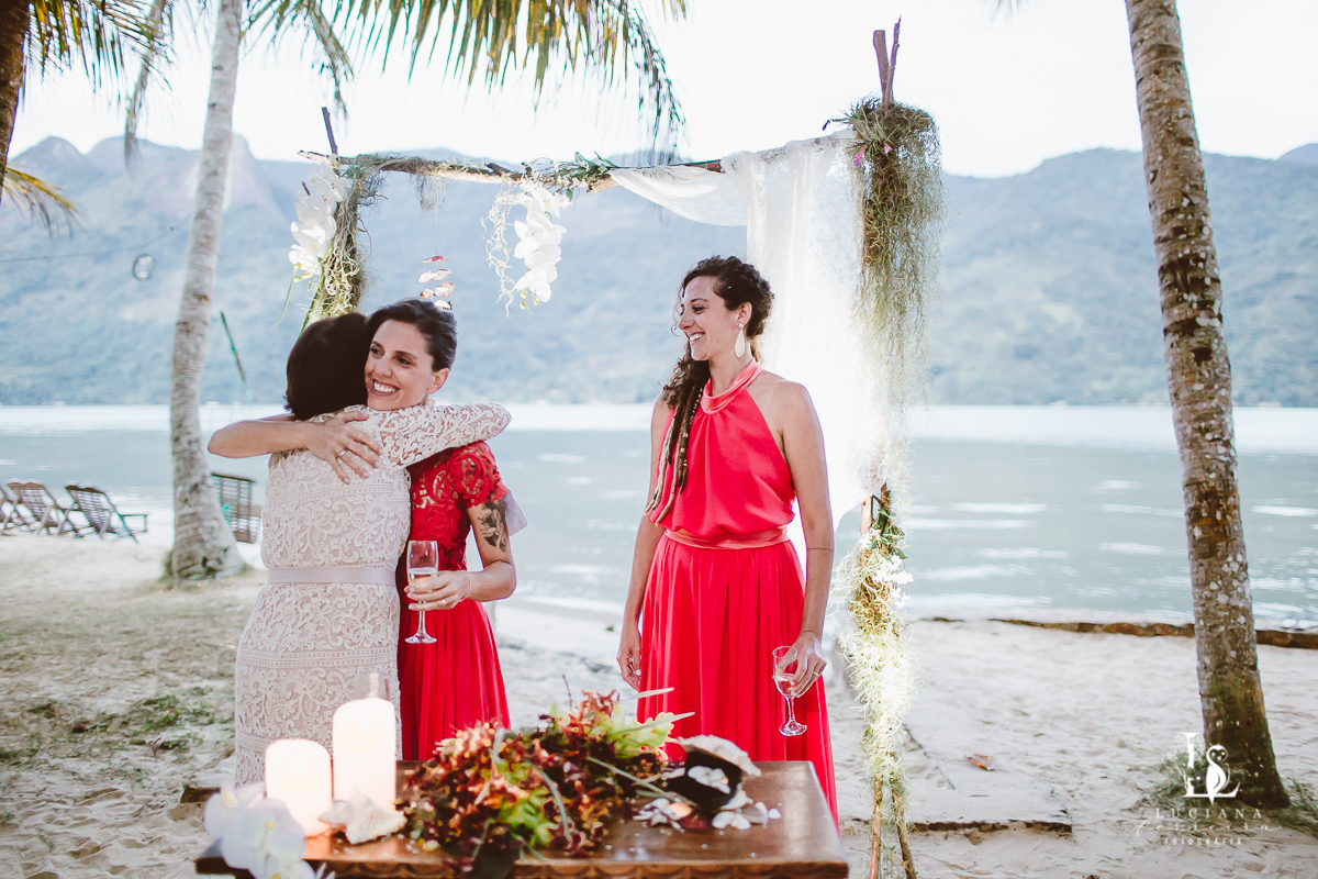 Casamento na praia. Saco do Mamanguá, Paraty. Casamento lindo de mulheres.