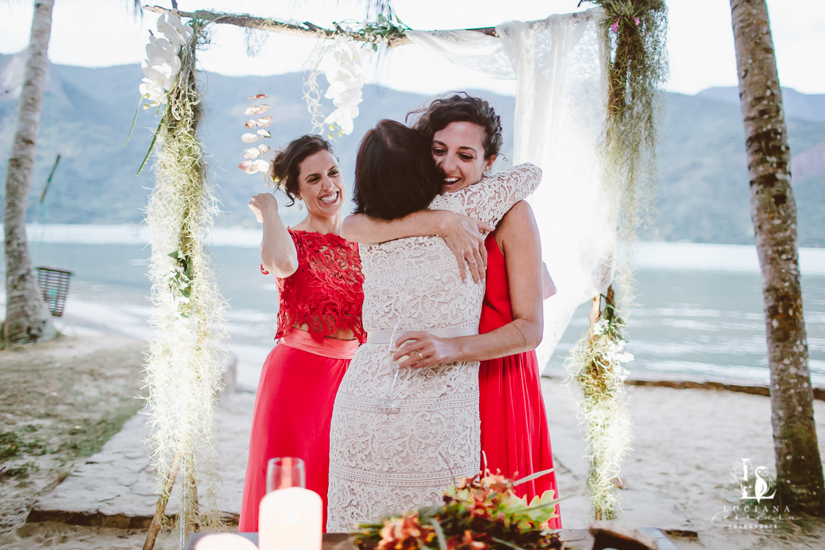 Casamento na praia. Saco do Mamanguá, Paraty. Casamento lindo de mulheres.
