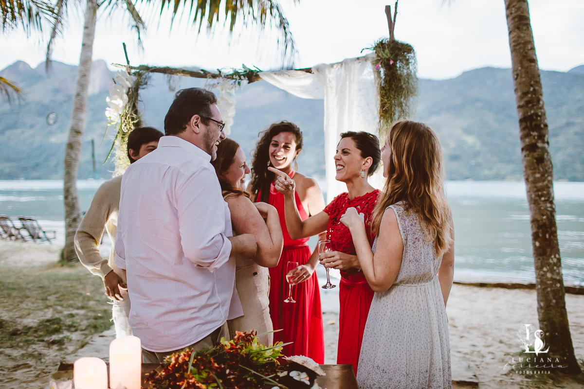Casamento na praia. Saco do Mamanguá, Paraty. Casamento lindo de mulheres.