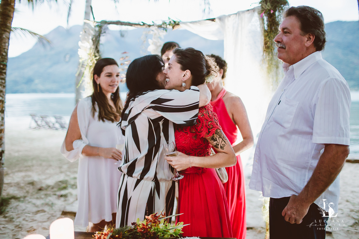 Casamento na praia. Saco do Mamanguá, Paraty. Casamento lindo de mulheres.