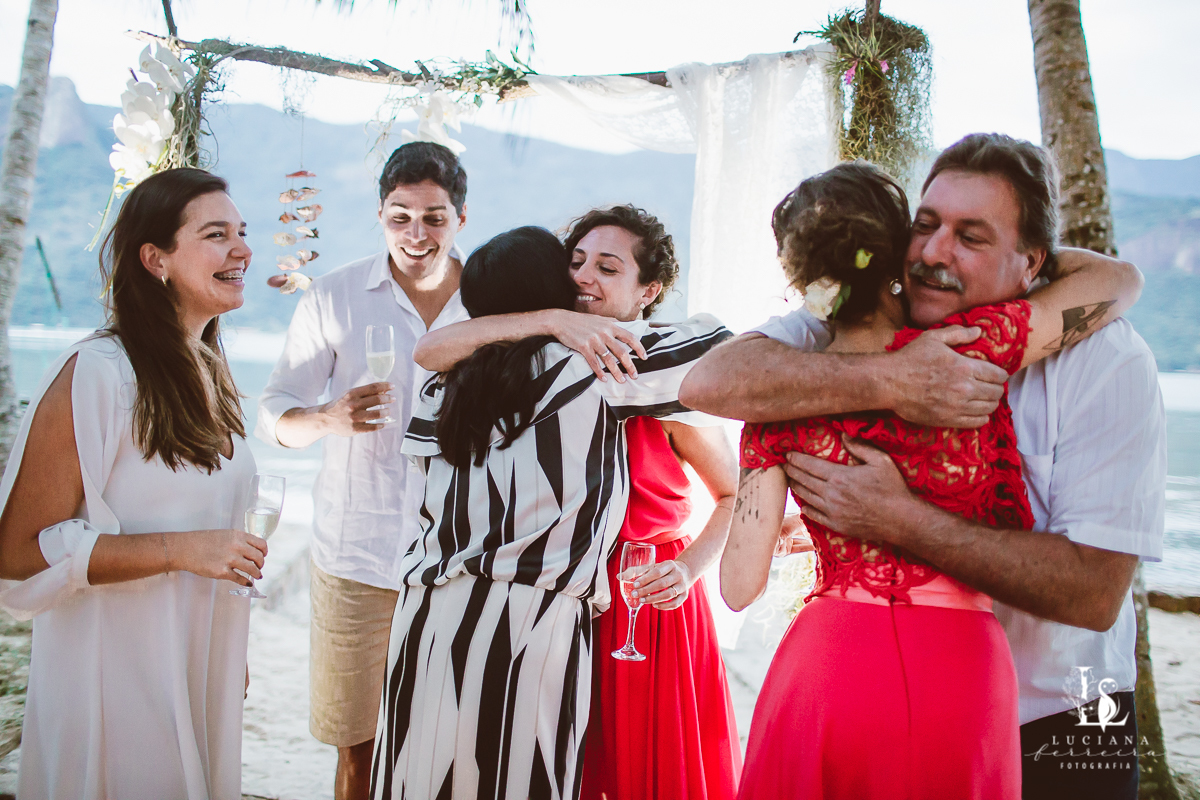 Casamento na praia. Saco do Mamanguá, Paraty. Casamento lindo de mulheres.