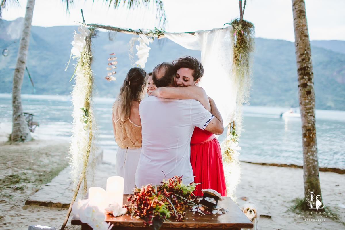 Casamento na praia. Saco do Mamanguá, Paraty. Casamento lindo de mulheres.