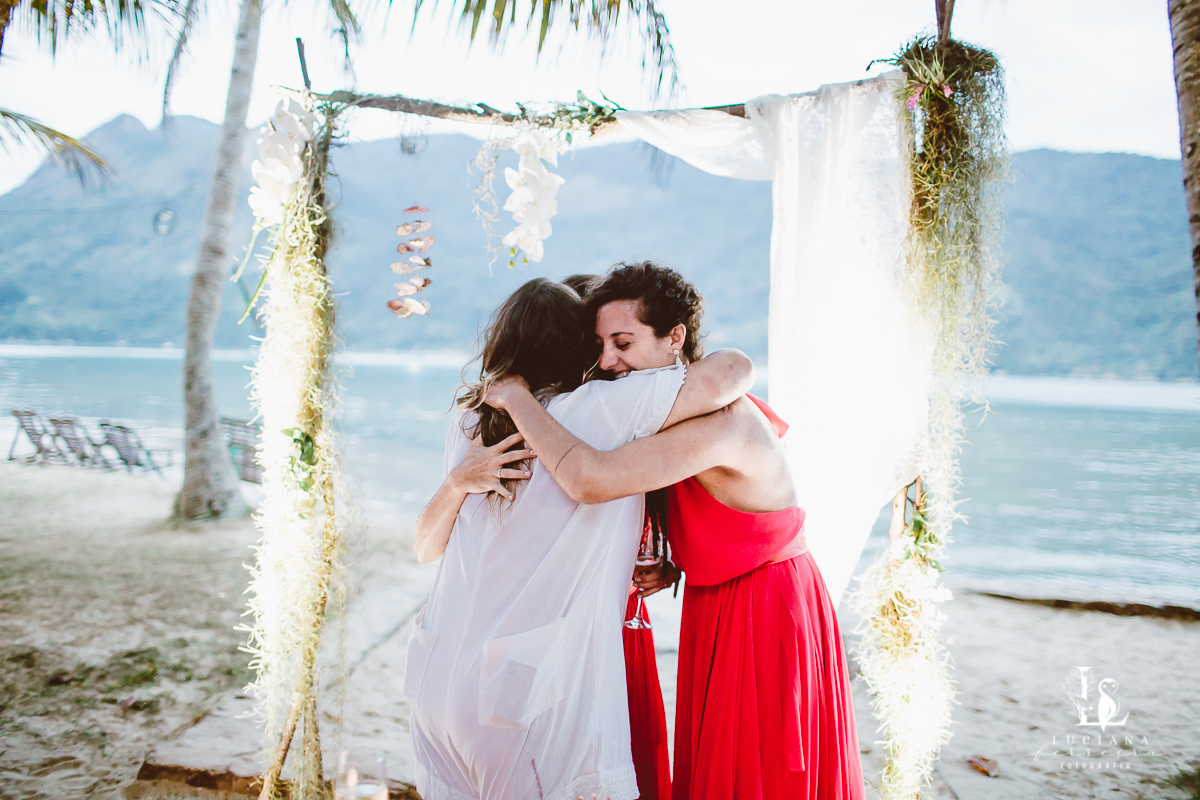 Casamento na praia. Saco do Mamanguá, Paraty. Casamento lindo de mulheres.