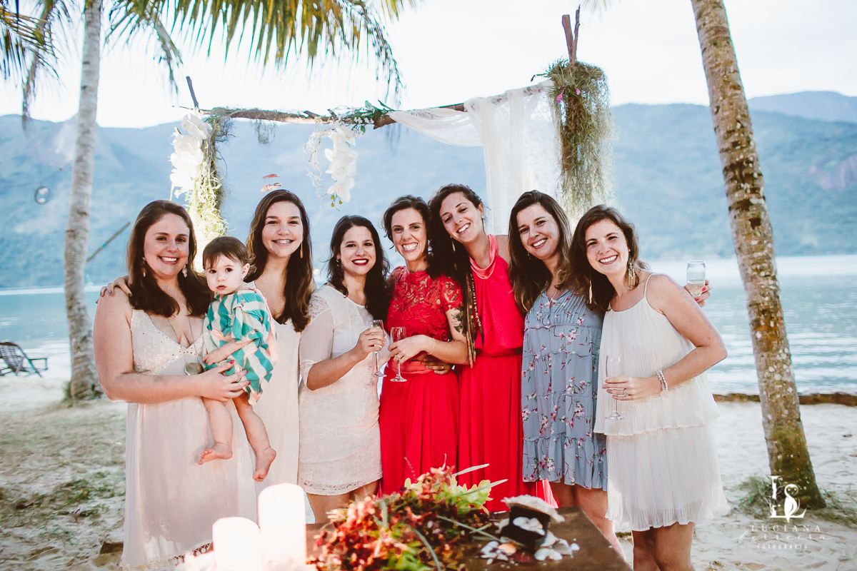 Casamento na praia. Saco do Mamanguá, Paraty. Casamento lindo de mulheres.