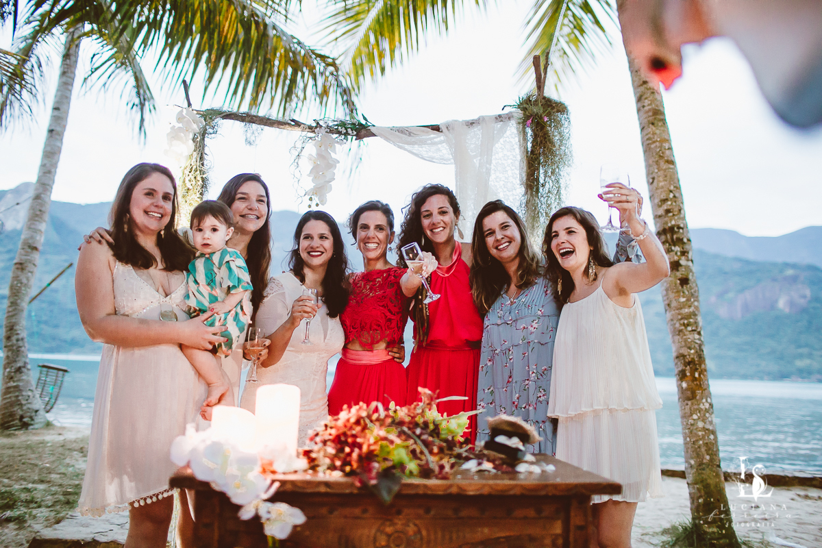 Casamento na praia. Saco do Mamanguá, Paraty. Casamento lindo de mulheres.