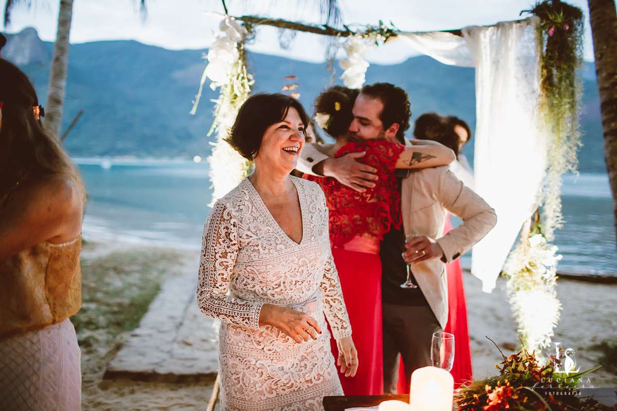 Casamento na praia. Saco do Mamanguá, Paraty. Casamento lindo de mulheres.