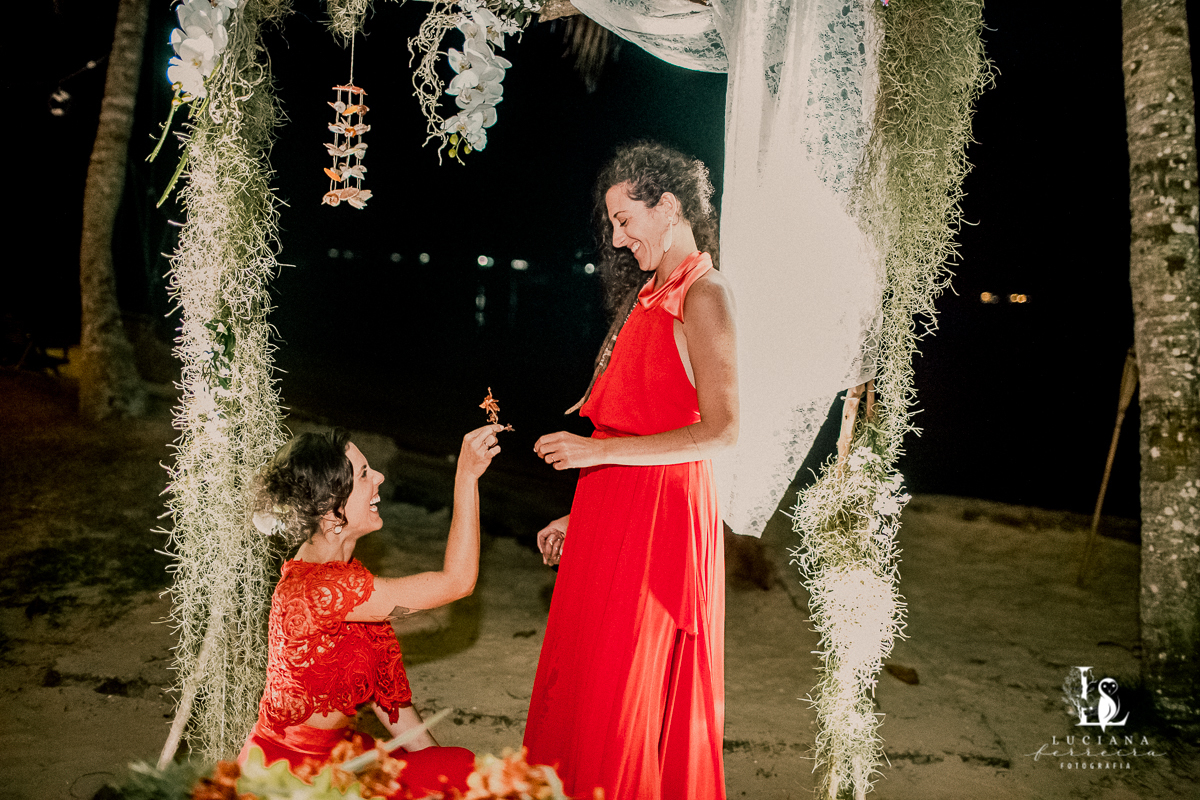 Casamento na praia. Saco do Mamanguá, Paraty. Casamento lindo de mulheres.