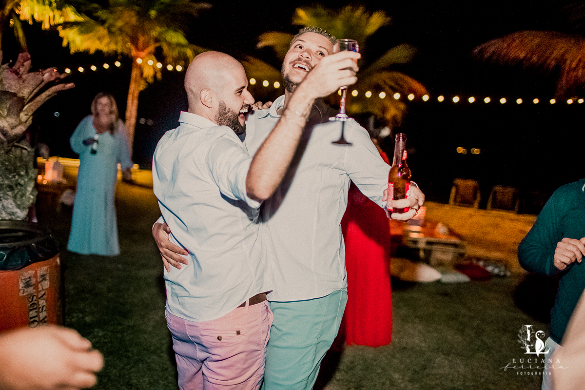 Casamento na praia. Saco do Mamanguá, Paraty. Casamento lindo de mulheres.