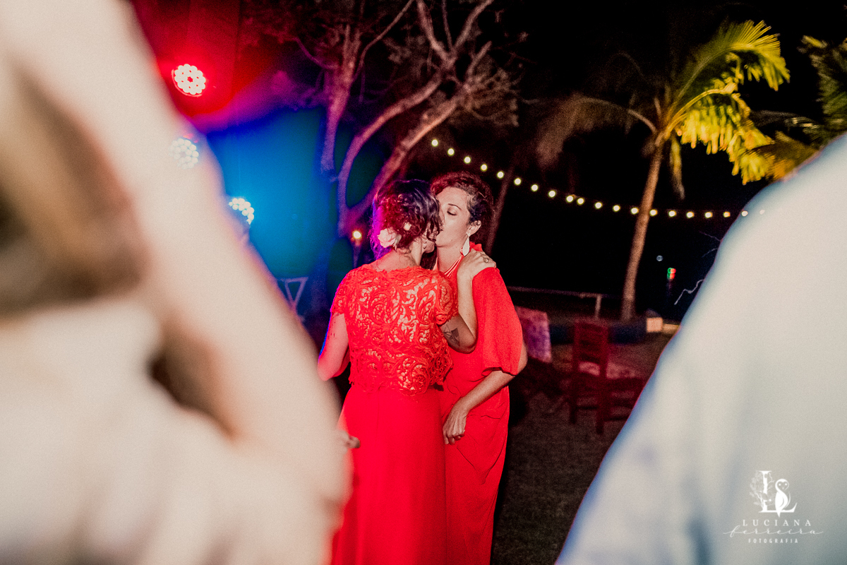 Casamento na praia. Saco do Mamanguá, Paraty. Casamento lindo de mulheres.