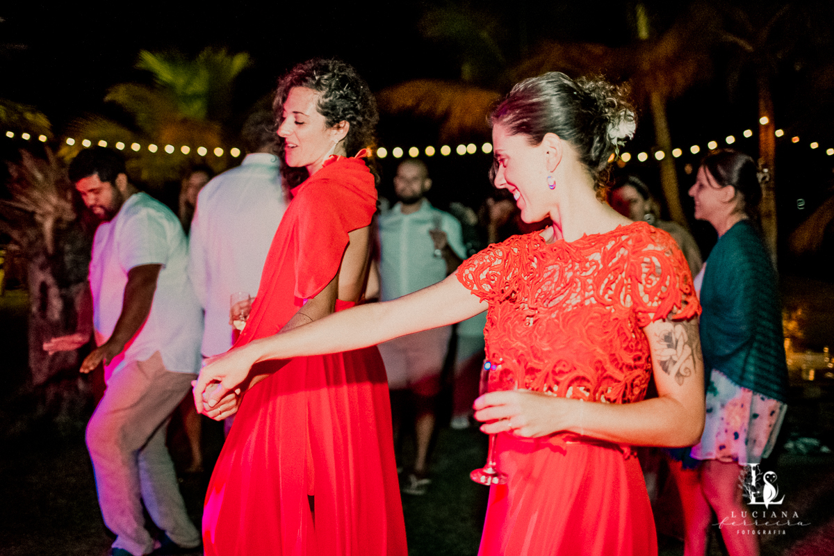 Casamento na praia. Saco do Mamanguá, Paraty. Casamento lindo de mulheres.