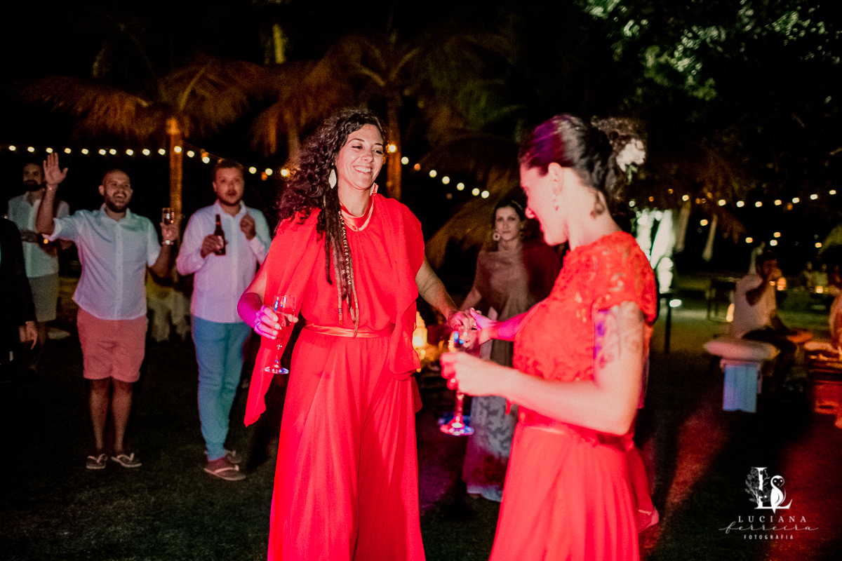 Casamento na praia. Saco do Mamanguá, Paraty. Casamento lindo de mulheres.
