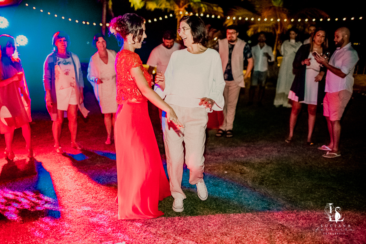 Casamento na praia. Saco do Mamanguá, Paraty. Casamento lindo de mulheres.