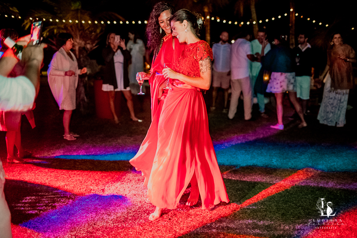 Casamento na praia. Saco do Mamanguá, Paraty. Casamento lindo de mulheres.