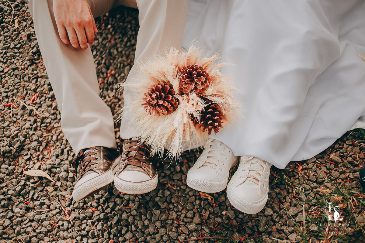 Buquê de noiva feito com pinhas