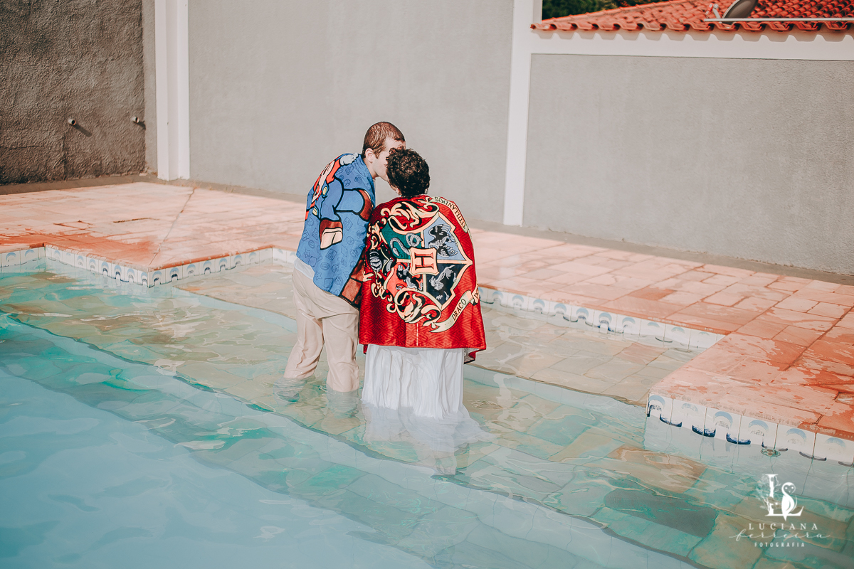 Noivos na piscina com toalha de banho Harry Potter