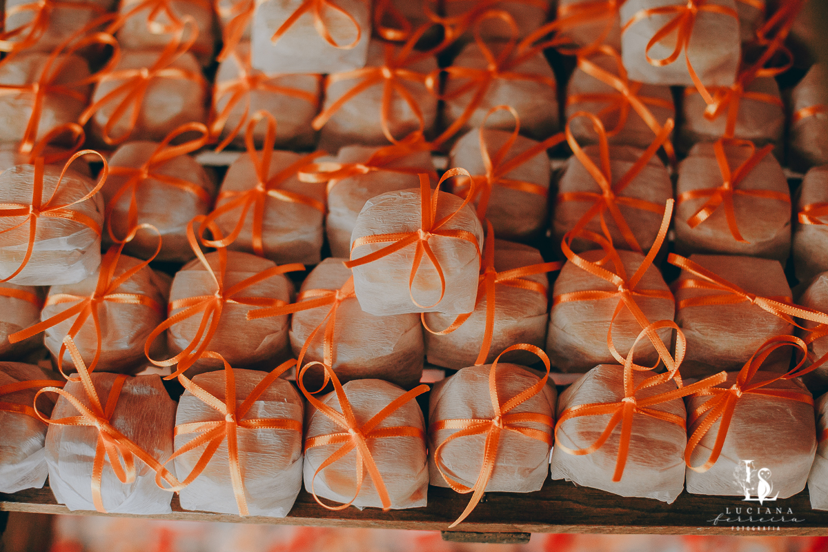 Casamento no campo com decoração rústica e artesanal